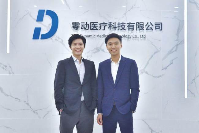 Jackal Xu Zhenda (majtas), bashkëthemelues dhe CEO i Zero Dynamic Technology dhe Rex Ma Chun-hung, bashkëthemelues dhe shefi operativ i kompanisë. Pas takimit në Programin e Sipërmarrjes së të Rinjve të GBA të Cyberport, CEO me një sfond nga kontinenti dhe COO me origjinë nga Hong Kongu po kombinojnë pikat e forta përkatëse të kontinentit dhe Hong Kongut për shqyrtimin e skoliozës adoleshente./China Daily