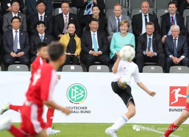 Xi Jinping dhe Angela Merkeli shijojnë ndeshje midis futbollistëve të rinj, 5 korrik 2017, Berlin, Gjermani(Foto:VCG)
