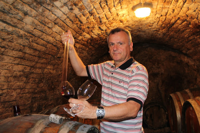 Slavko Kalazić, vlasnik Vinarije "Kalazić" u svom podrumu