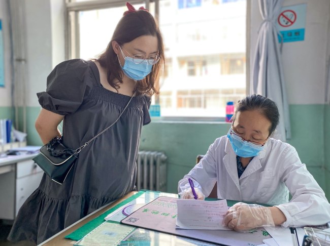 Obrázek: Zdravotní experti naznačili, že těhotné ženy mají chodit na pravidelné prenatální prohlídky navzdory novému vypuknutí COVID-19 v Yangzhou. /VCG<br><br>