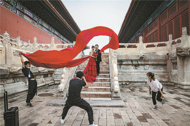 Mladý pár pořizuje svatební fotografie před imperiálním chrámem předků, 16. srpna 2020. [Fotografie: Zhang Jie (Čang Ťie) / deník China Daily]