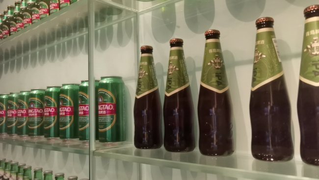 Pivo značky Tsingtao vystavené v Muzeu piva Qingdao