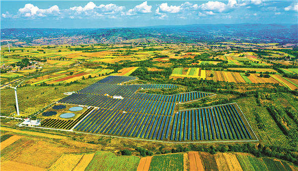 Solární elektrárna s kapacitou 10 megawattů, kterou vlastní společnost Jinneng Holding v okresu Youyu (Jou-jü), patří mezi první solární elektrárny v čínské provincii Shanxi (Šan-si). [Fotografie: Tian Zhong (Tchien Čung) / Deník China Daily]