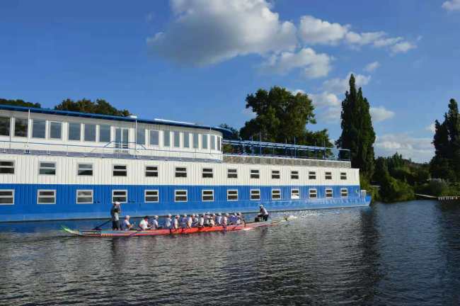 Posádka dračí lodě trénuje v létě 2021 na Vltavě v Praze.