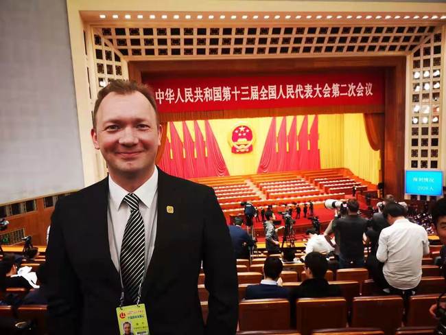 Snímek: Konstantin Shchepin při zpravodajské službě „dvou zasedání“ Číny v roce 2019<br><br>