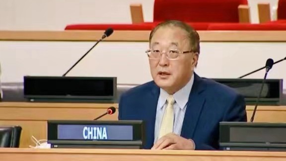 Zhang Jun (Čang Ťün), stálý čínský zástupce v OSN, je přítomen na všeobecné debatě 3. komise 76. Valného shromáždění OSN, 4. října 2021. / Čínské ministerstvo zahraničí