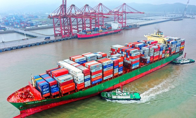 Loď Maersk se zařazuje do fronty u terminálu Dapukou v přístavu Zhoushan, který obsluhuje 18 lodních tras patřících do Iniciativy pásu a cesty (BRI). Photo: cnsphoto