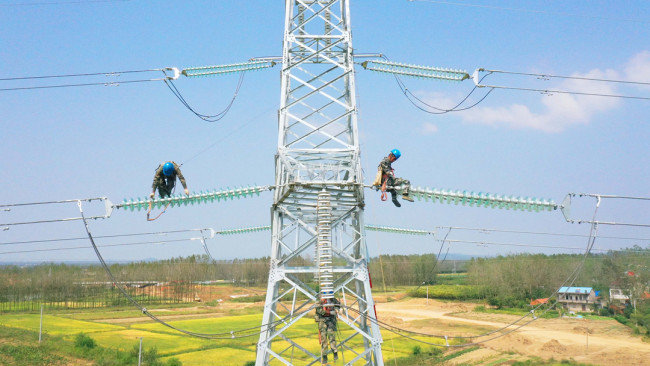 Snímek: Práce ve výškách ve východočínské provincii Anhui (An–chuej). /CFP
