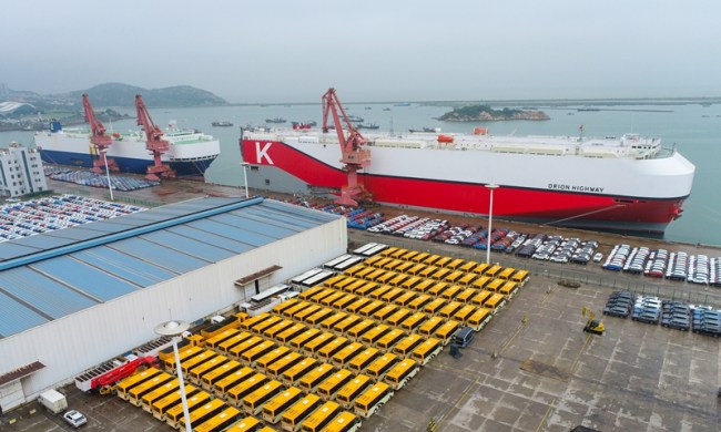 Dvě velké oceánské obchodní lodi nakládají auta na export ve speciálním automobilním terminálu v přístavu Lianyungant ve východočínské provincii Jiangsu. Přístav letos otevřel zvláštní kanál pro export vozidel k zajištění včasného odbavení a od ledna do července bylo přes tento přístav exportováno 80 252 vozidel, tj. meziročně nárůst 71,8 procenta. Photo: VCG