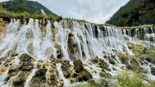 Fotografie pořízená 25. září ukazuje Jezero pěti květů v Národním parku Jiuzhaigou v autonomní prefektuře Aba tibetské národnostní menšiny a národnostní menšiny Qiang v čínské provincii Sichuan. Jezero pěti květů je díky svým úchvatným barvám, v důsledku travertinového dna a barevných řas, považováno za jeden z divů Národního parku Jiuzhaigou. [Fotografie: Yao Jin / chinadaily.com.cn]