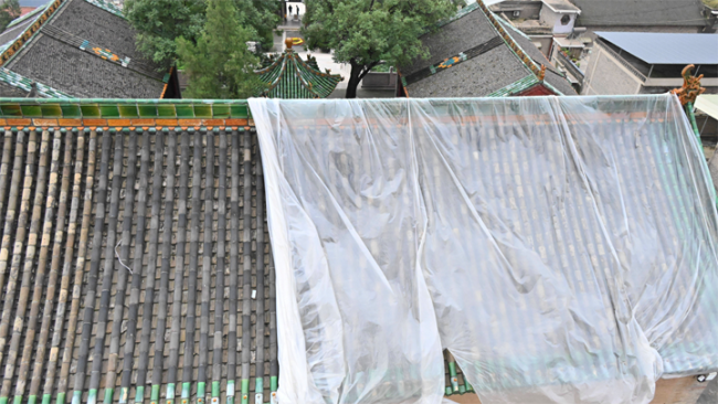 Snímek: Netěsnosti střechy v sále Daxiong (Ta-siung) v chrámu Longxing (Lung-sing) postaveném před více než 1300 lety ve městě Yuncheng (Jün-čcheng) v provincii Shanxi (Šan-si) v severní Číně; 11. října. /Xinhua