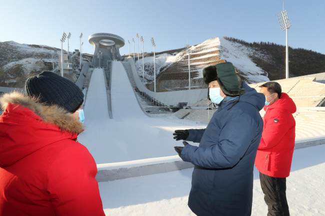 Snímek: Prezident Xi Jinping kontroluje Národní skokanské centrum v Zhangjiakou v severočínské provincii Hebei; 19. ledna 2021. /Xinhua