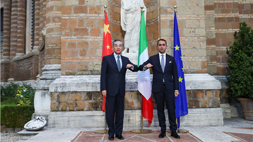 Snímek: Člen Státní rady Číny a čínský ministr zahraničí Wang Yi se setkal s italským ministrem zahraničních věcí a mezinárodní spolupráce Luigim Di Maio v Římě, Itálie; 29. října. /Čínské ministerstvo zahraničí