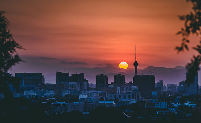 Na snímku je západ slunce v parku Jingshan. [Fotografie: Michael Rhys Card / deník China Daily]