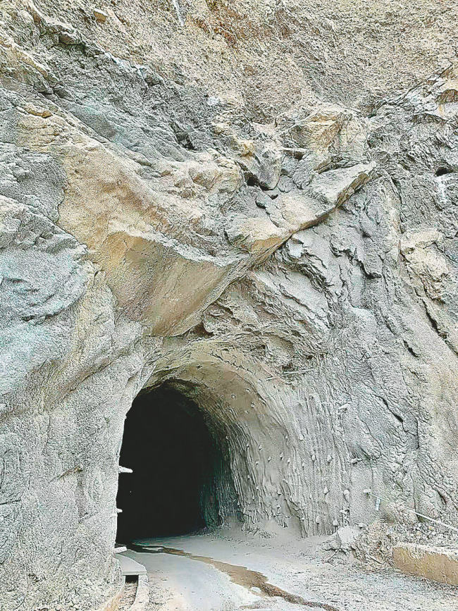 Nejtěžší část při výstavbě silnice byly dva tunely přes hory v blízkosti vesnice. [Fotografie: Erik Nilsson / Deník China Daily]