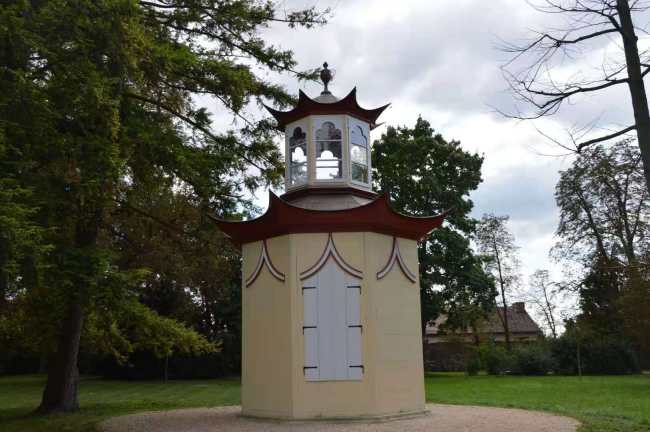 Replika čínského pavilonu ve Slavkově u Brna je ozdobou zámeckého parku.