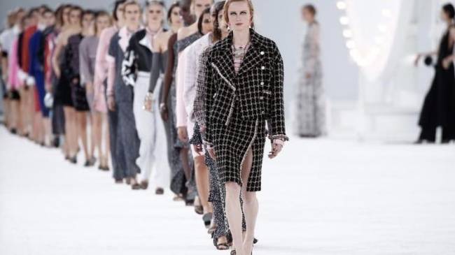 vSnímek: Modelky prezentují výtvory návrhářky Virginie Viard v rámci její přehlídky kolekce ready-to-wear na jaro/léto 2021 pro Chanel během Pařížského týdnu módy v Paříži, Francie; 6. října 2020