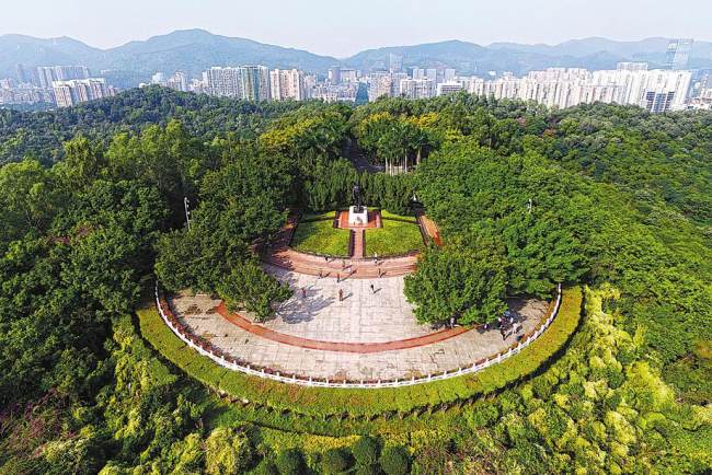 Bronzová socha Deng Xiaopinga (Teng Siao-pching) na kopci v Lotosovém parku v centru města Shenzhen (Šen-čen) přitahuje stovky tisíc návštěvníků ročně. Návštěvníci z celého světa přicházejí navštívit sochu, aby získali lepší pochopení toho, jak Deng Xiaoping inicioval politiky, které vedly Shenzhen k dosaženíekonomického zázraku. [Fotografie: Zhu Hongbo (Ču Chung-po) a Lu Wen (Lu Wen) / deník China Daily]