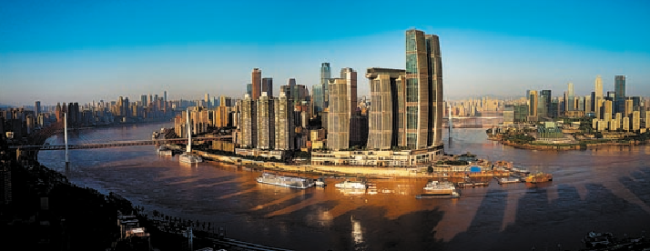 Chongqing (Čchung-čching), město kopců, řek a mrakodrapů v jihozápadní Číně, láká návštěvníky svými jedinečnými charakteristikami. [Fotografie: Tisková agentura Nová Čína / Xinhua]