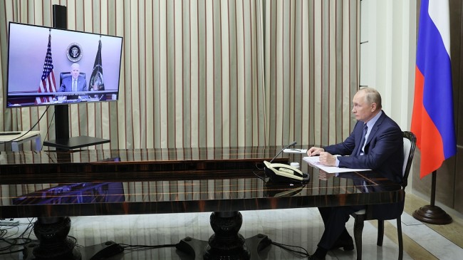 Ruský prezident Vladimir Putin se 7. prosince 2021 setkal v ruské Soči prostřednictvím videa se svým americkým protějškem Joem Bidenem. Fotografie: CFP