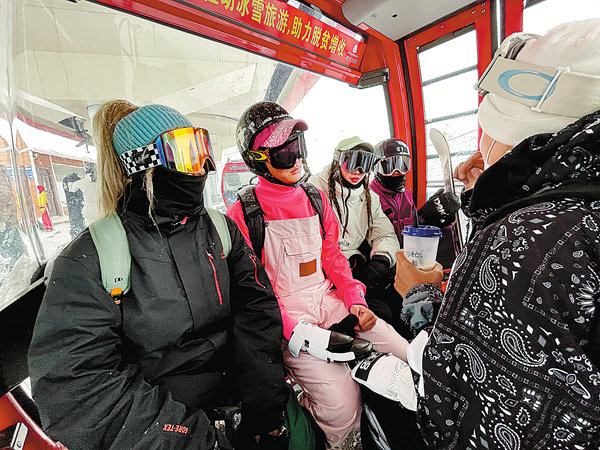 Mezinárodní lyžařské středisko Keketuohai bylo otevřeno pro veřejnost 1. října a stalo se prvním lyžařským střediskem v Číně, kde byla letos zahájena nová lyžařská sezóna. [Fotografie: Xing Wen / deník China Daily]