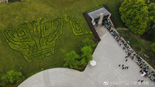 Snímek: Návštěvníci se 4. dubna 2021 seřazují před vstupem do muzea Sanxingdui v Guanghanu (Kuang-chan) v jihozápadní provincii Sichuan (S´-čchuan) v Číně. / Muzeum Sanxingdui