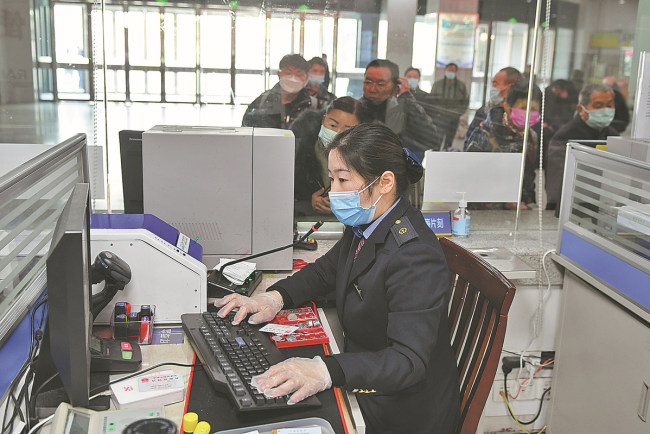 Cestující si v pondělí kupovali železniční jízdenky u prodejního okénka ve městě Changzhou (Čchang-čou) v provincii Jiangsu (Ťiang-su). Čínské ministerstvo dopravy uvádí, že dopravní špička kolem Jarníhofestivalu, také známá jako Chunyun (Čchun-jün), začne 17. ledna a skončí 25. února 2022.[Fotografie: Tisková agentura Nová Čína / Xinhua]
