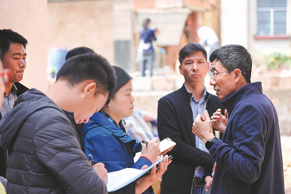 Li Xiaoyun (vpravo) z Čínské zemědělské univerzity vede tým odborníků k realizaci oživení venkova v provincii Yunnan. Fotografie: deník China Daily.