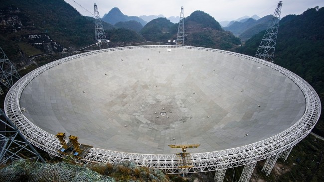 Snímek: Sférický radioteleskop s aperturou 500 metrů v okrese Pingtang (Pching-tchang) v čínské provincii Guizhou (Kuej-čou); 4. února 2021. /CFP