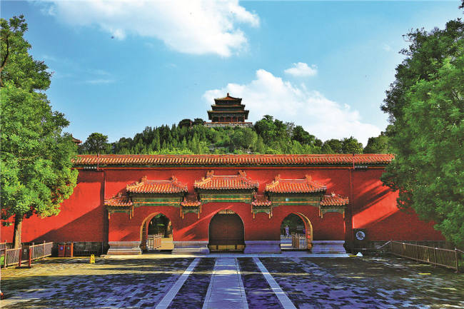 Park Jingshan (Ťing-šan) je oblíbenou destinací během volna na čínské Jarní svátky. [Fotografii poskytl deník China Daily.]
