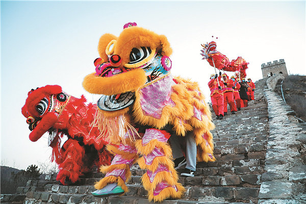 Lví a dračí tance na úseku Simatai Velké čínské zdi. [Fotografii poskytl deník China Daily.]