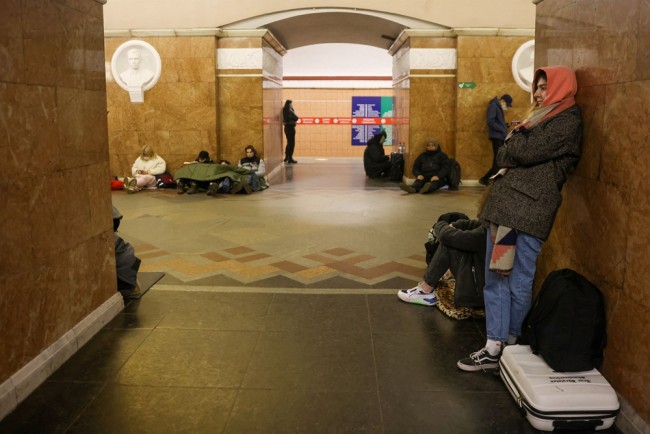 Lidé hledají útočiště na stanici metra v Kyjevě na Ukrajině, dne 24. února 2022. / Reuters