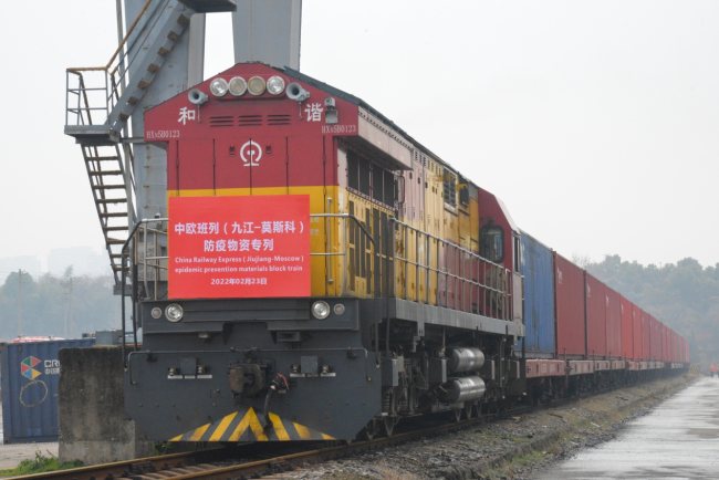 Snímek 8: Nákladní vlak ČNE převážející materiály pro prevenci epidemie z Jiujiangu do Moskvy / foto Yang Rui (Jang Žuej)