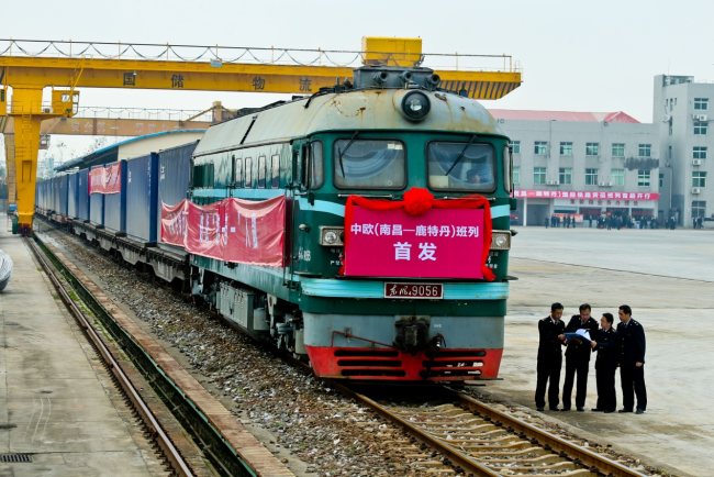 Snímek 2: 24. listopadu 2015 odjíždí první čínsko-evropský nákladní vlak z provincie Jiangxi / foto Zhang Xuedong (Čang Süe-tung)