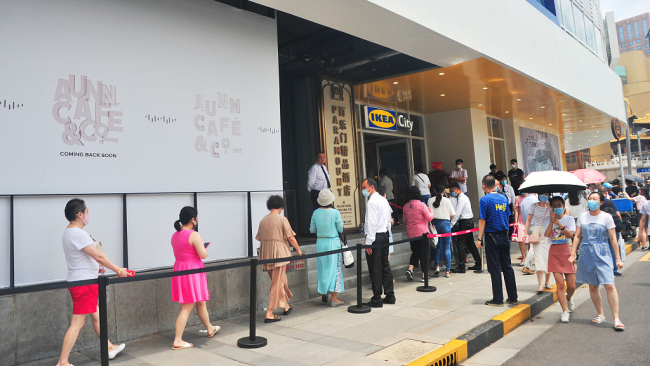 Snímek: Lidé ve frontě do prvního městského obchodu IKEA v Číně ve čtvrti Jing'an (Ťing-an) v Šanghaji; 23. července 2020. /CFP