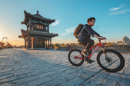 Cyklista jede po městských hradbách v Xi'anu (Si-an) v čínské provincii Shaanxi (Šen-si). [Fotografie: He Rong (Che Žung) pro deník China Daily]