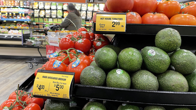 Snímek: Avokádo a rajčata vystavená v obchodě Safeway v San Anselmo v Kalifornii; 11. dubna 2022. /CFP