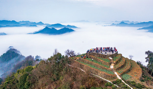 Velkolepá moře mraků přitahují turisty do vesnice Shitan (Š´-tchan) v okresu Shexian (Še-sien) v provincii Anhui (An-chuej). [Fotografii poskytl deník China Daily]