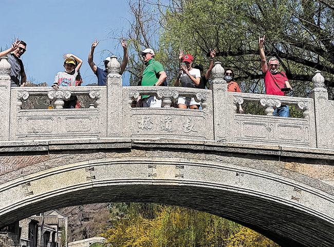 Pekingské vodní městečko v obvodu Miyun je horká turistická atrakce. Nabízí vodní scenerie, část Velké čínské zdi a procházku kameny vydlážděnými ulicemi se šedými a žlutými cihlovými domky podél vodních kanálů. [Fotografie: Yang Feiyue / Deník China Daily]