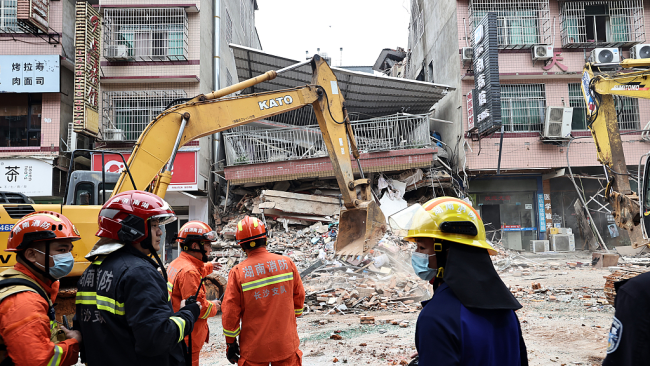 Po zřícení nelegálně postavené budovy v Changsha (Čchang-ša), centrální čínské provincii Hunan (Chu-nan), pátrají záchranáři po dalších přeživších, 29. dubna 2022. /CFP