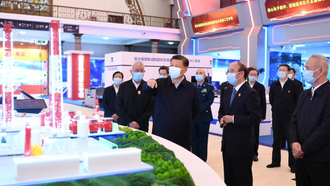 Čínský prezident Xi Jinping (Si Ťin-pching) navštíví výstavu úspěchů Číny v oblasti vědeckých a technologických inovací během období 13. pětiletého plánu v Pekingu, hlavním městě Číny, 26. října 2021. /Xinhua