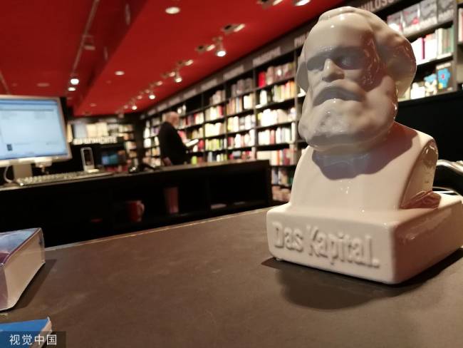 Socha Karla Marxe vystavená v knihkupectví v Berlíně v Německu, 2. května 2018. [Fotografie: VCG ]