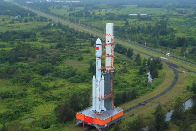 Snímek: Nákladní kosmická loď Tianzhou-4 byla přepravena vertikálně na nosné raketě Dlouhý pochod-7 Y5 na místo startu v Centru pro vypouštění kosmických lodí Wenchang v jihočínské provincii Hainan; 7. května 2022. / Xinhua