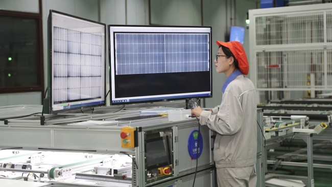 Snímek: Výrobní linka fotovoltaické společnosti ve východní Číně v provincii Jiangsu (Ťiang-su), 8. dubna 2021. /CFP