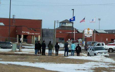 Snímek: 21. března 2005 bylo při střelbě na Vyšší střední škole Red Lake v Minnesotě zabito sedm lidí. (Foto: Agentura Nová Čína)