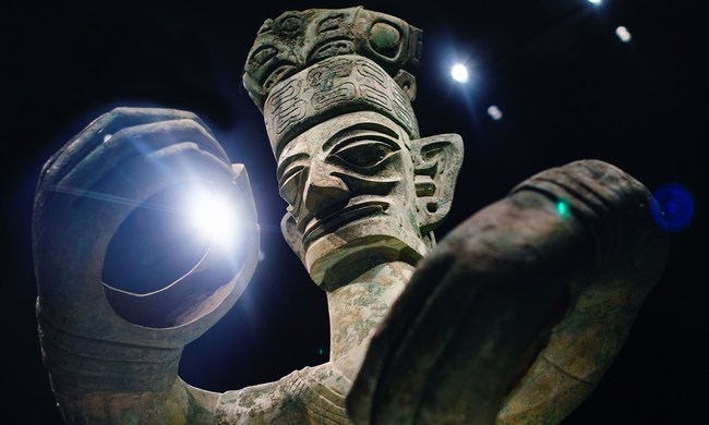 Velká lidská bronzová socha Photo: IC