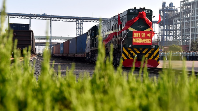 Snímek: Nákladní vlak do Střední Asie opouští kontejnerové nádraží v přístavu Rizhao (Ž´-čao) ve východočínské provincii Shandong (Šan-tung); 12. září 2017. / Agentura Xinhua (Sin-chua, Nová Čína)