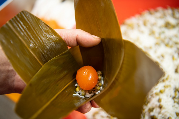 Zongzi, tradiční pochoutka spojená se Svátkem dračích člunů, jsou obvykle plněny vepřovým masem nebo soleným žloutkem. [Fotografie: Tisková agentura Nová Čína / Xinhua]