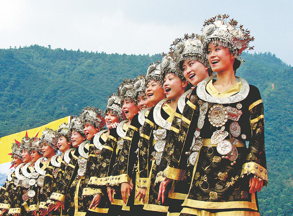 Vystoupení lidí etnické skupiny Miao (Miao) pro turisty. Fotografie: Deník China Daily