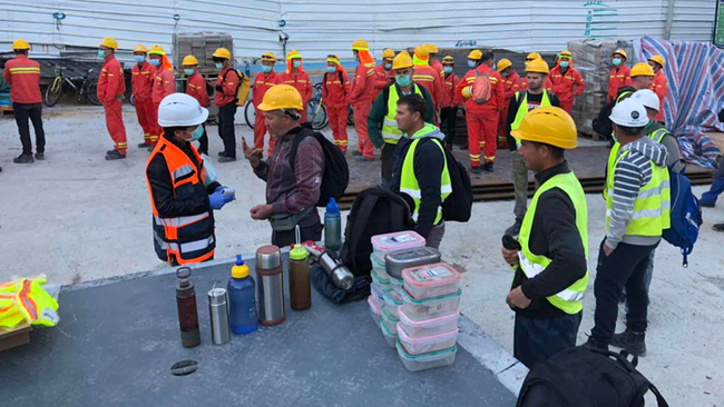 La ĉina kompanio disdonis maskojn kaj mezuris temperaturon al israelaj laborantoj